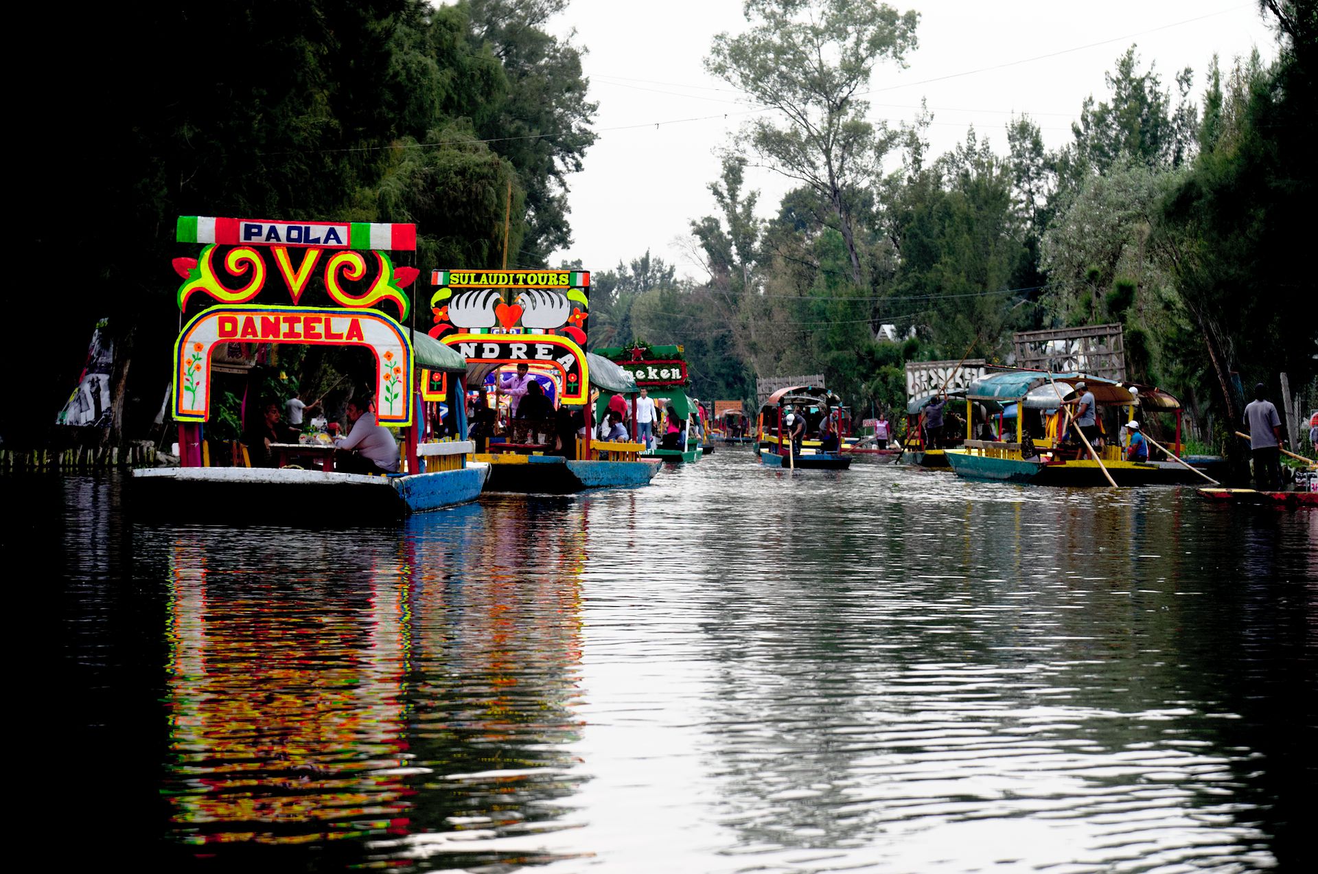 Cruzando por los jardines de Xochimilco